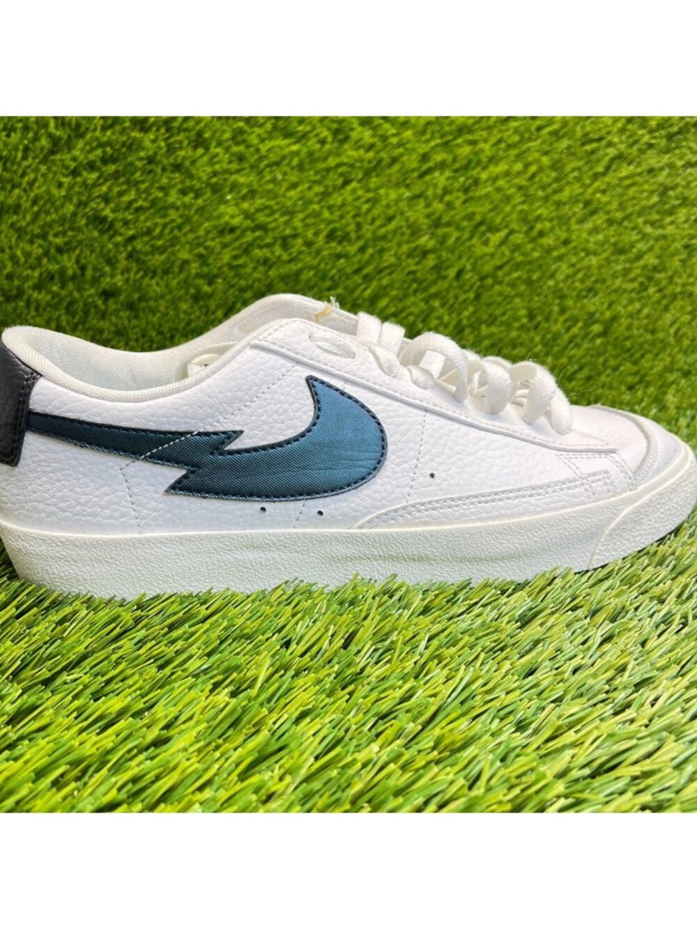 Nike Blazer‎ Low 77 Boys Size 7Y White Athletic Leather Walking Shoes Sneakers